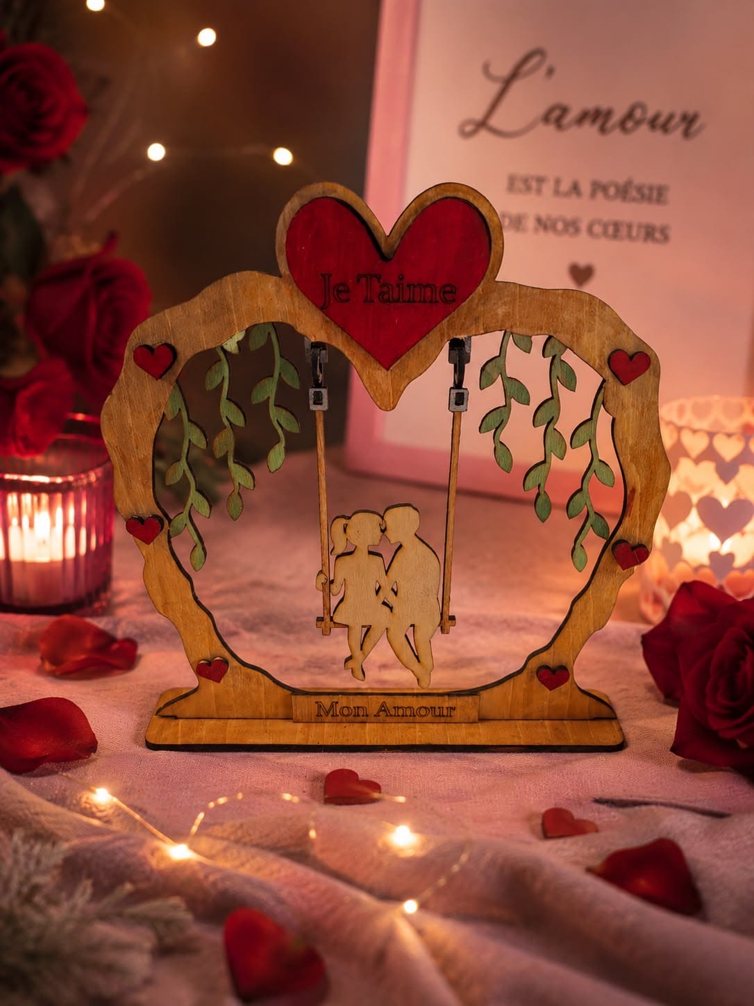 Décoration en bois représentant un couple sur une balançoire avec un cœur rouge « Je t'aime »